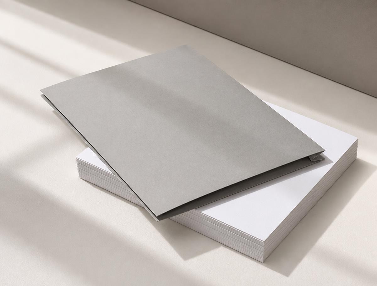 Documents professionnels sur un bureau clair
